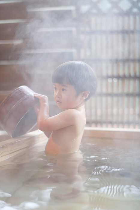 温泉4回目のリピートをする2歳児