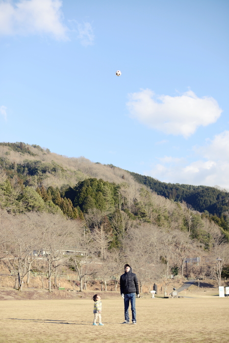 高く上がるサッカーボール