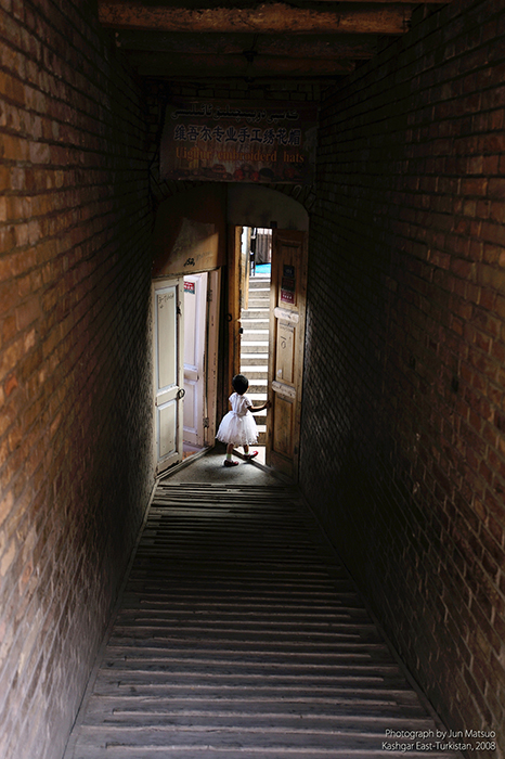 カシュガル老城のウイグル族の少女