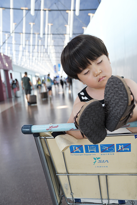 上海空港でお昼寝