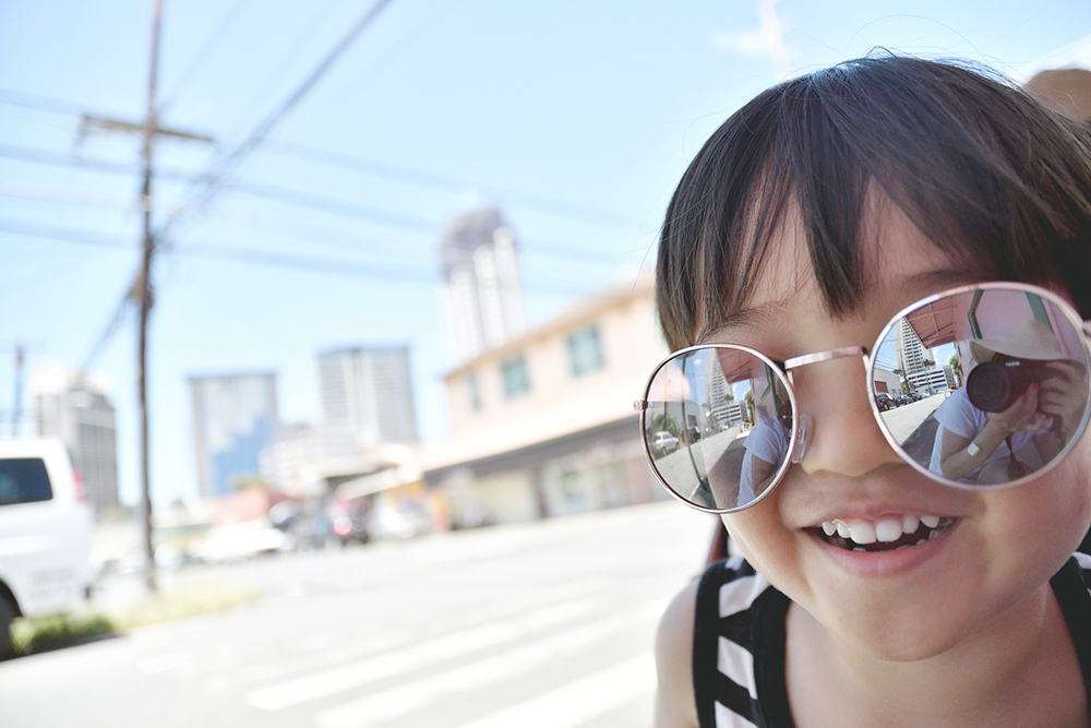 サングラスをかけた息子