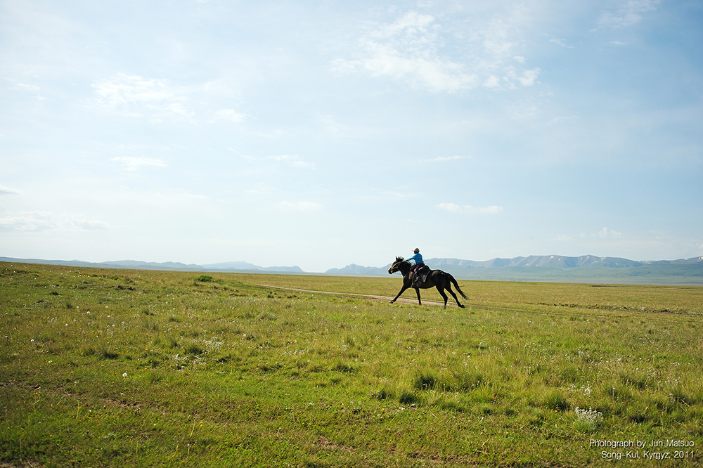 馬にまたがる少年